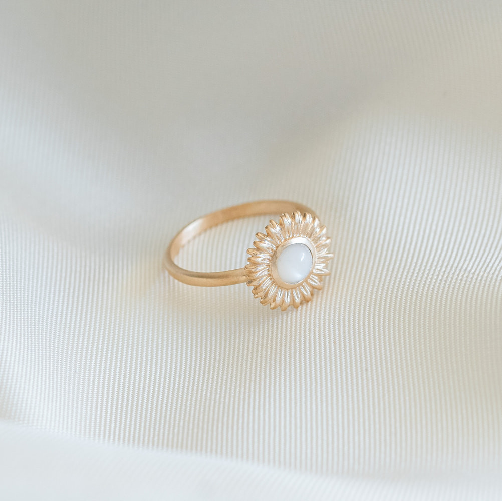 Bague pierre de lune Fleur plaqué or